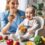 Tipps für eine stressfreie Mahlzeit Mahlzeiten mit einem Baby können manchmal herausfordernd sein. Hier sind einige Tipps, um die Essenszeit stressfrei zu gestalten: Ruhige Umgebung: Schaffen Sie eine entspannte Atmosphäre ohne Ablenkungen, um dem Baby das Essen zu erleichtern. Geduld haben: Jedes Baby ist anders. Manche mögen neue Lebensmittel sofort, andere benötigen Zeit. Geduld und Ausdauer sind hier der Schlüssel. Selbstständigkeit fördern: Lassen Sie das Baby, sobald es bereit ist, selbstständig essen. Dies fördert die Feinmotorik und macht das Essen zu einem spannenden Erlebnis.